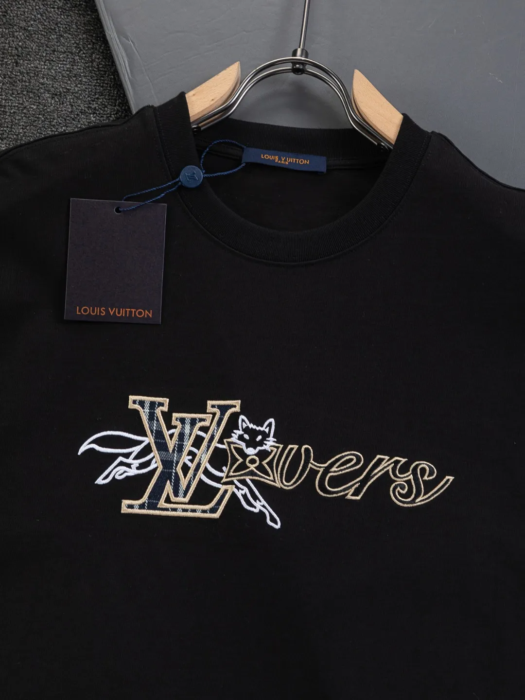 🅿️190 Louis Vuitton Louis Vuitton 1V LV LV slightly wide version S-XL LV 26ss new products are available at counters simultaneously. Multiple craftsmanship. Embroidery of civet 🦊 letters on the chest. Round neck short-sleeved T-shirt, same style for men and women! Consigned to one-to-one creation. Synchronized with the official website, pure cotton fabrics at the counter! It is close to the skin and comfortable, durable and easy to wear. It has a classic and simple logo design and meticulous original craftsmanship. Short-sleeves, a must-have item for men, do not appear to be the same for the general public, but must be unique and eye-catching. This LV short-sleeve is all about quality, comfort, the same shape and fashion as always, including fabrics and cutting techniques. All of them have been made with great effort! 320 grams of washed pure cotton fabric, pure cotton is breathable, very refreshing and comfortable for daily wear. The rib knitting on the neckline is smooth and tight, and the neckline will not be skewed if you toss it at will. The loose version, you will find that it looks really good on the upper body. The overall is minimalist and neat, super versatile for daily use! Pair it casually with a pair of pants for a youthful look. A T-shirt will make your outfit crazy. It is a fashionable item that can never go wrong! Color: Black White Size: S-XL Size chart: S: Shoulder width 50-Bust 56-Length 70 M: Shoulder width 52-Bust 57-Length 72 L: Shoulder width 54-Bust 59-Length 74 XL: Shoulder width 56-Bust 62-Length 76